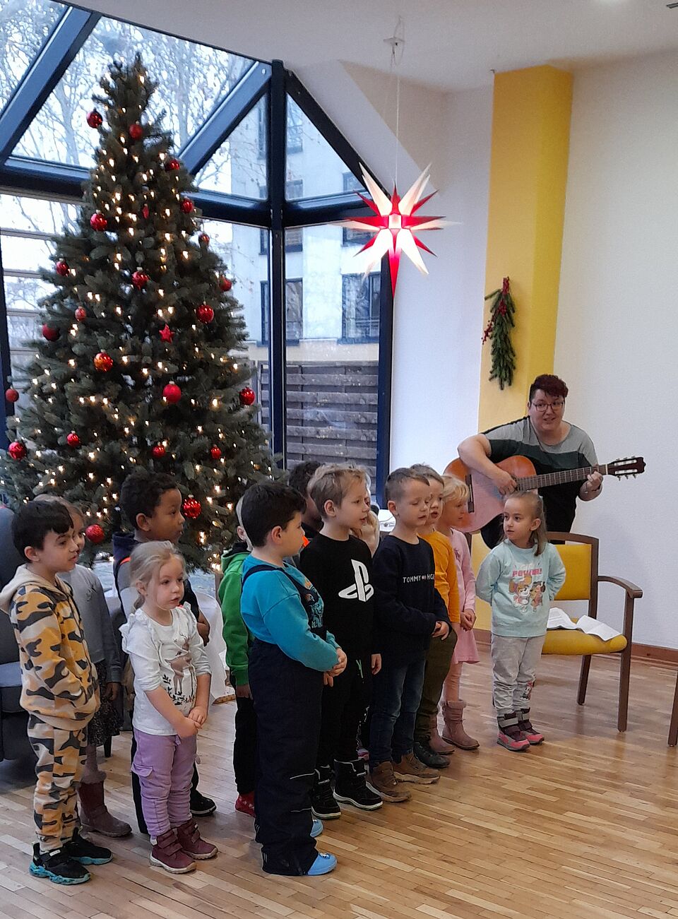 Weihnachtsprogramm der Kita im Altenpflegeheim